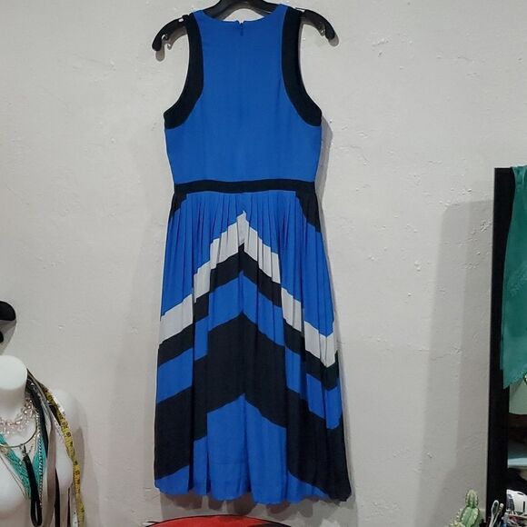 Banana Republic Pleated Chevron Midi Dress Size 6 - Picture 8 of 16